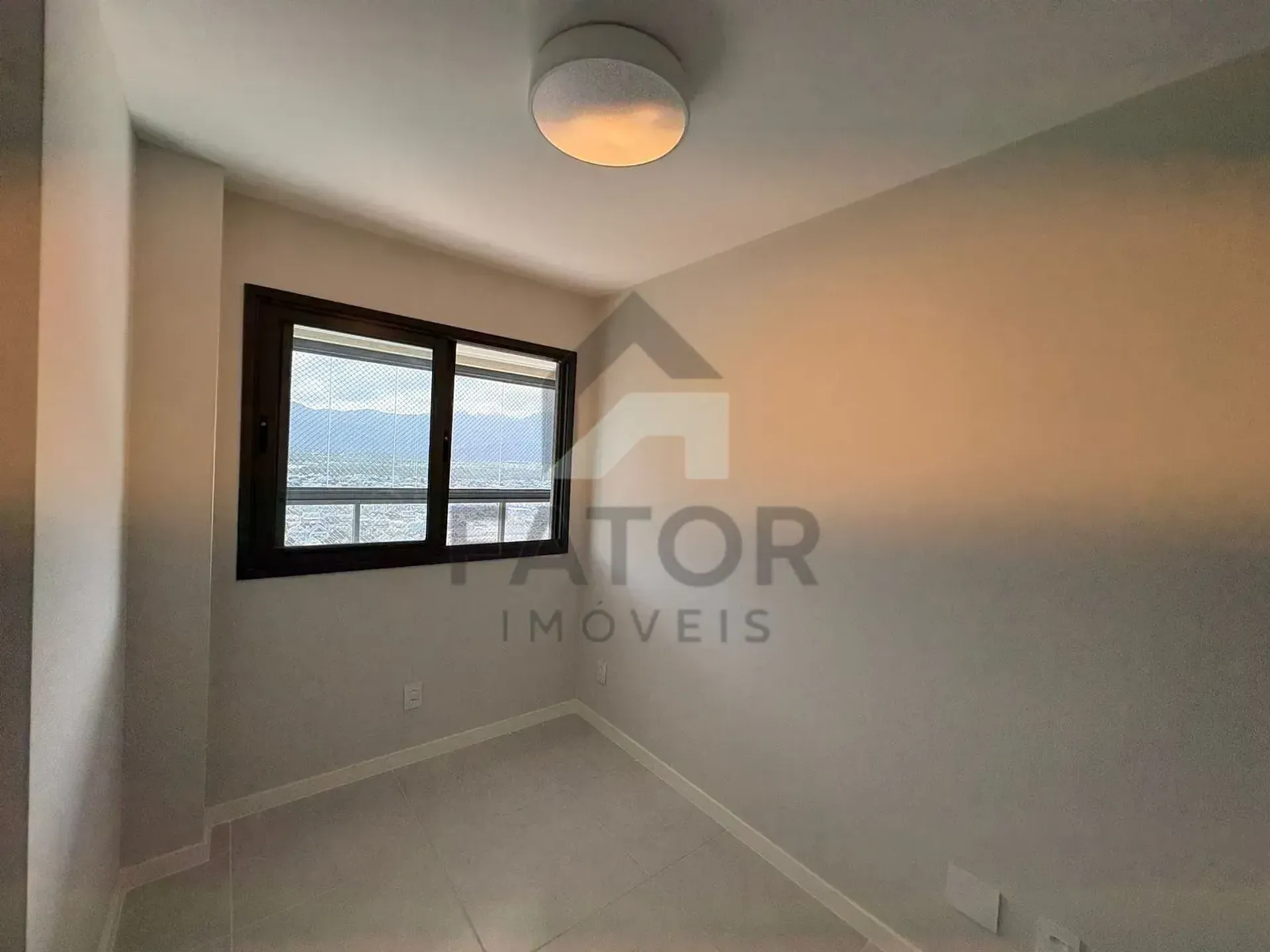 Apartamento com 3 quartos e varanda fechada de vidro — photo 24