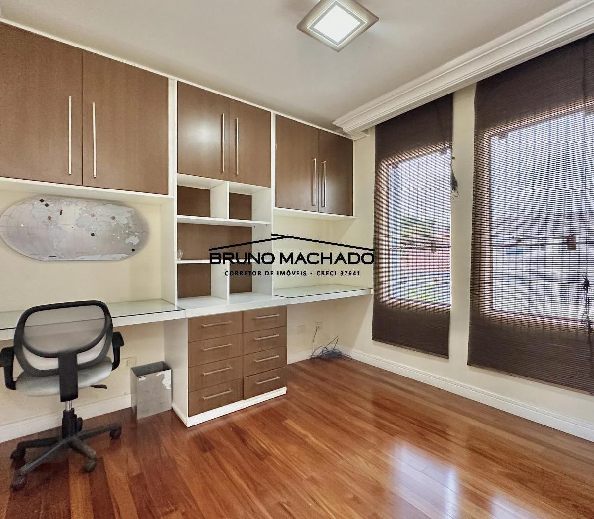 3-bedroom house with a walk-in closet in Curitiba — photo 14