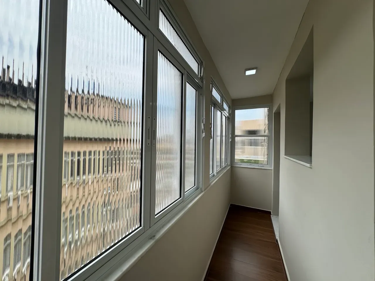 Glass-enclosed balcony in a one-bedroom apartment, 39 m² — photo 15