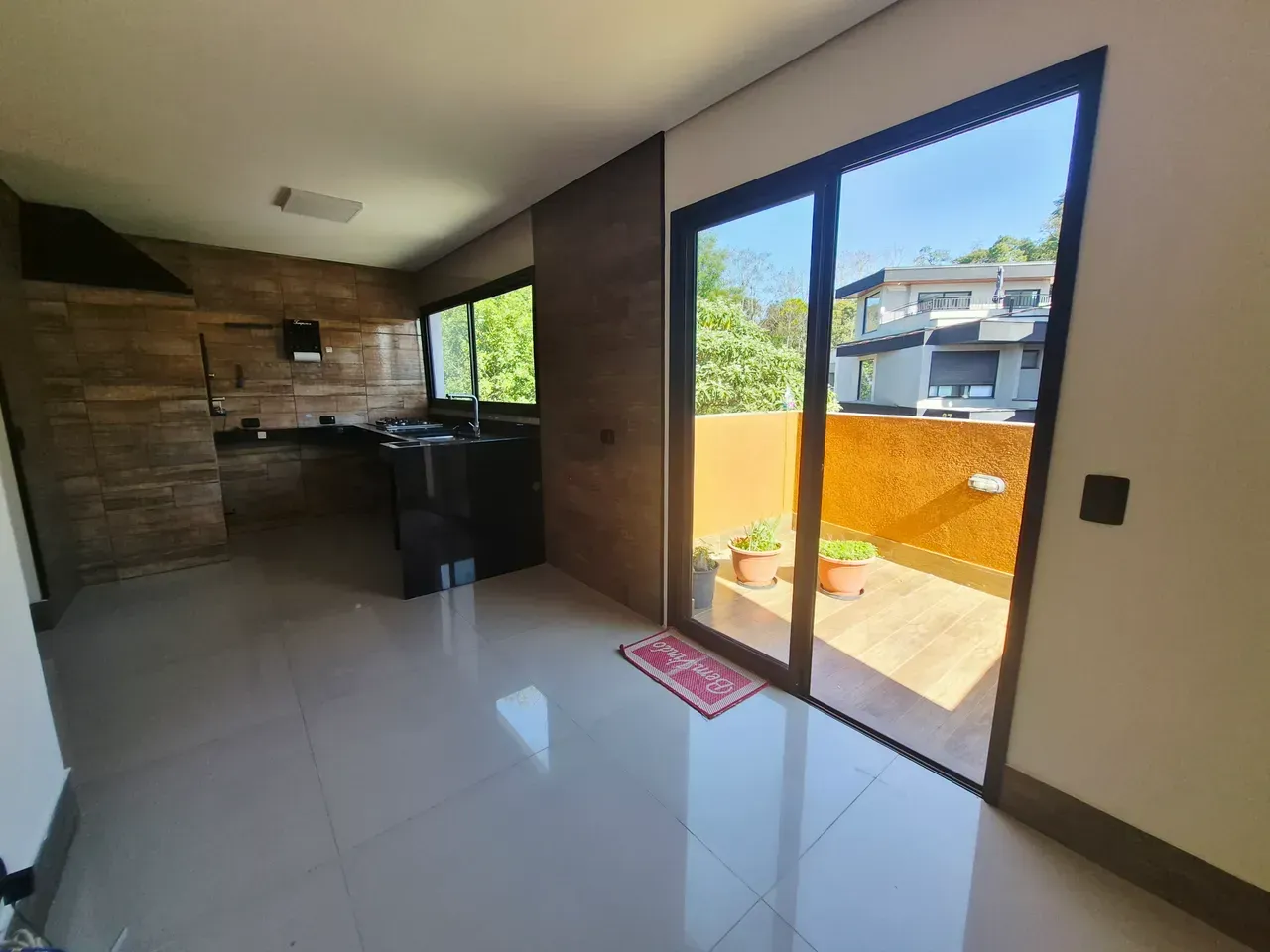 House with 3 bedrooms, 3 baths and a gas stove — photo 2