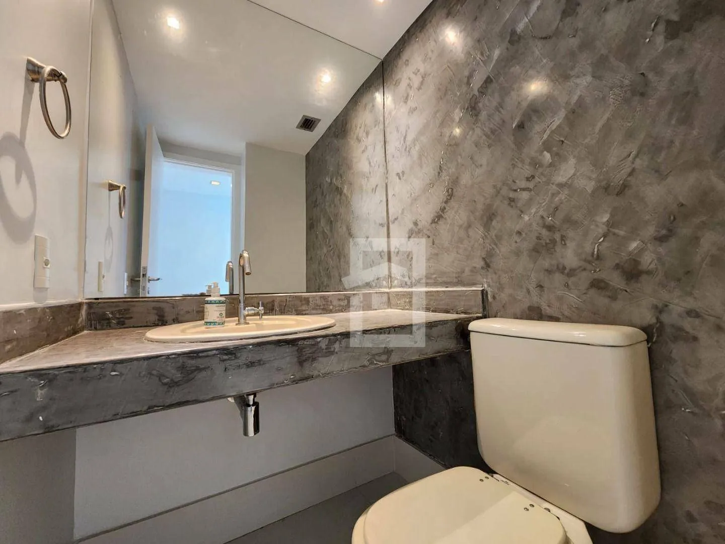 4-bedroom apartment with enclosed balcony and private garden — photo 14