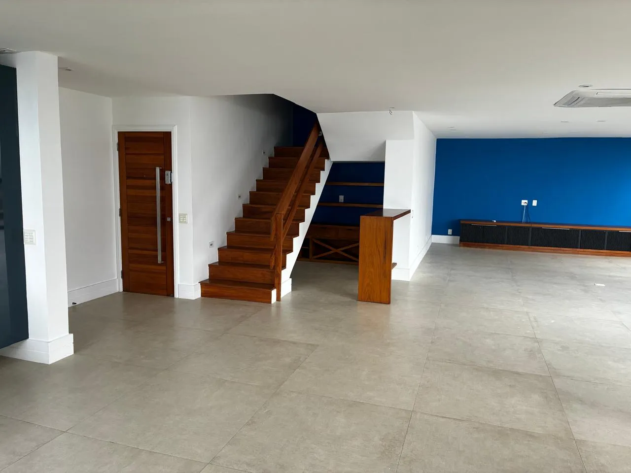 Unfurnished apartment with 3 bedrooms and open-plan kitchen — photo 7