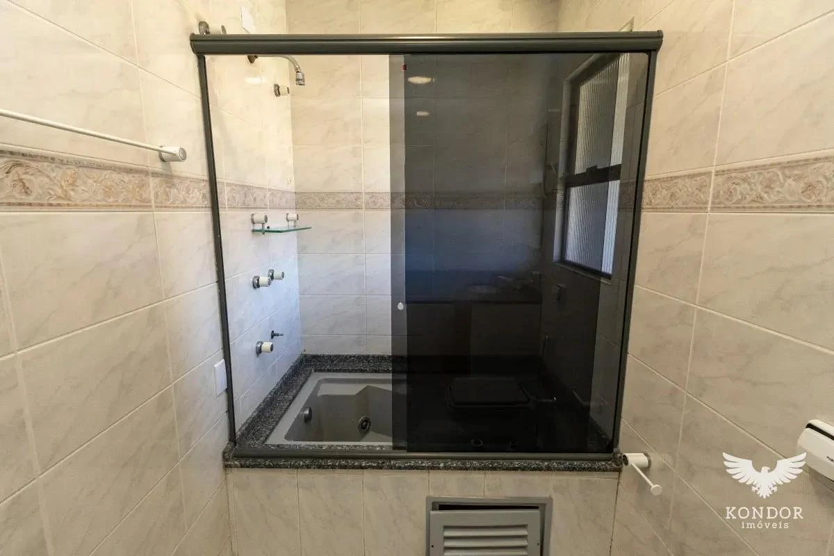 Walk-in closet in a 3-bedroom house, 184 m² — photo 26