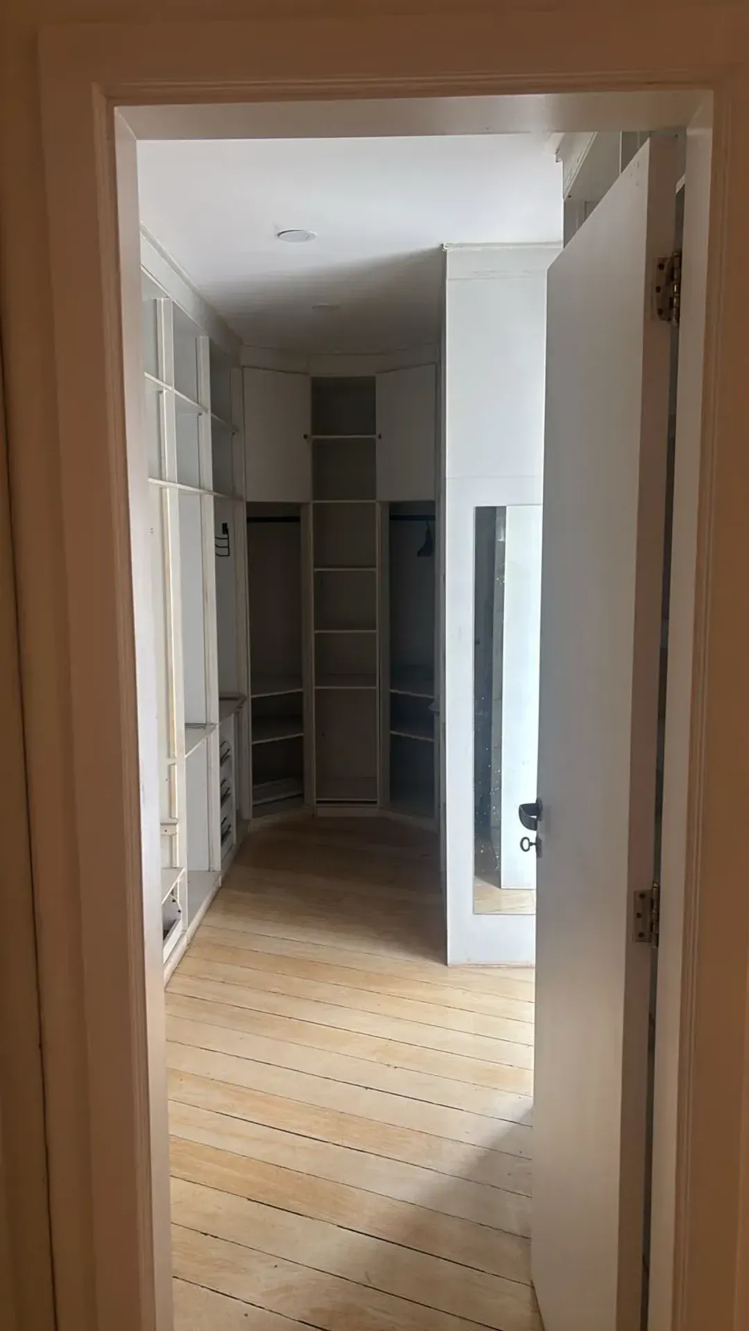 Apartment with 4 bedrooms, balcony and 500 m² — photo 22