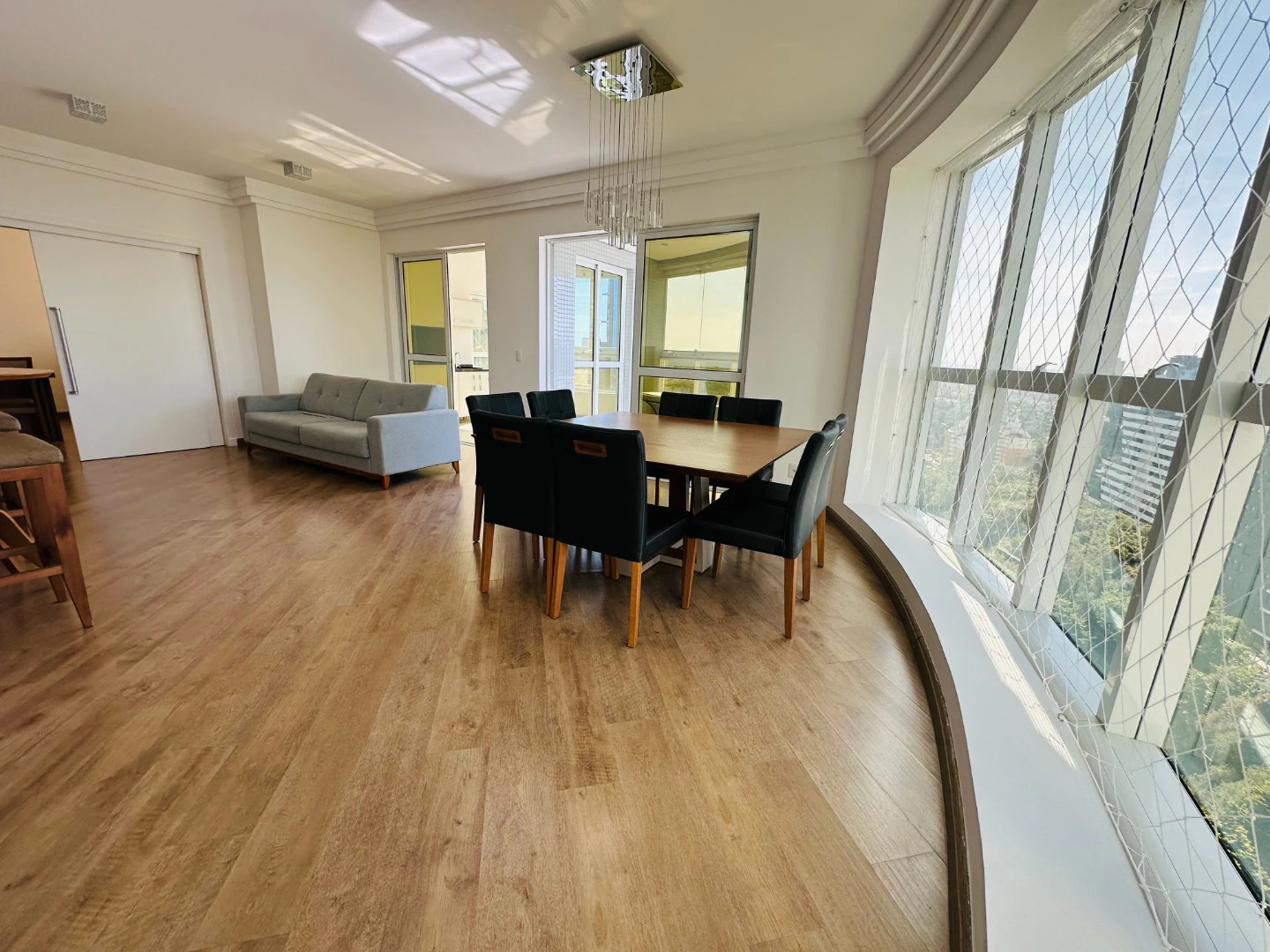 4-bedroom apartment in a building with a gym — photo 3