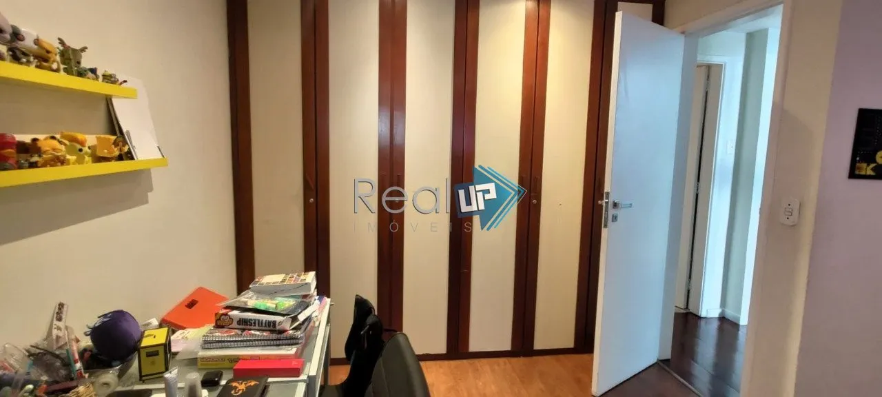 Unfurnished apartment with 3 bedrooms and a glazed balcony — photo 12
