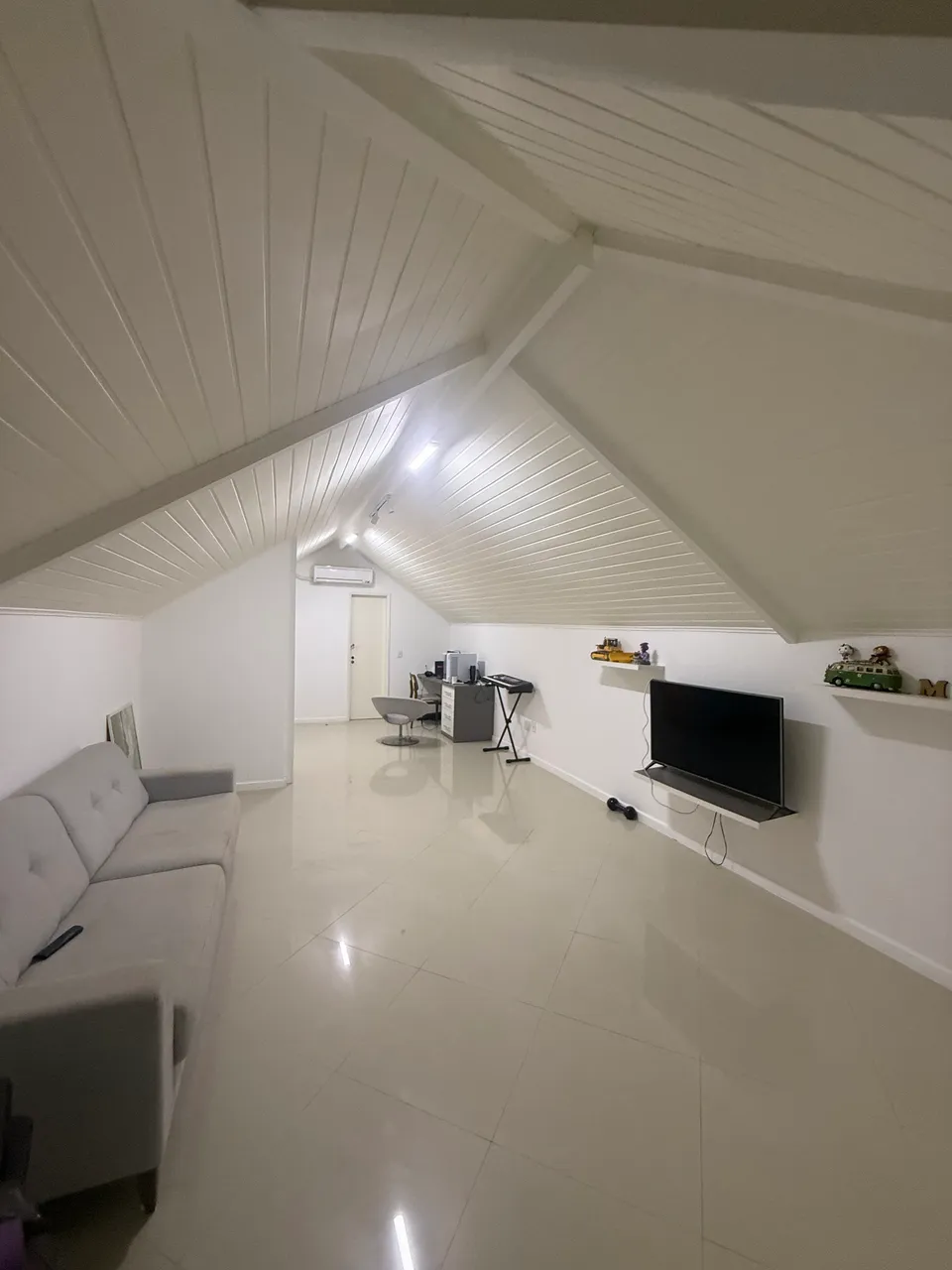 Furnished house with 5 bedrooms, 5 baths and a balcony — photo 3