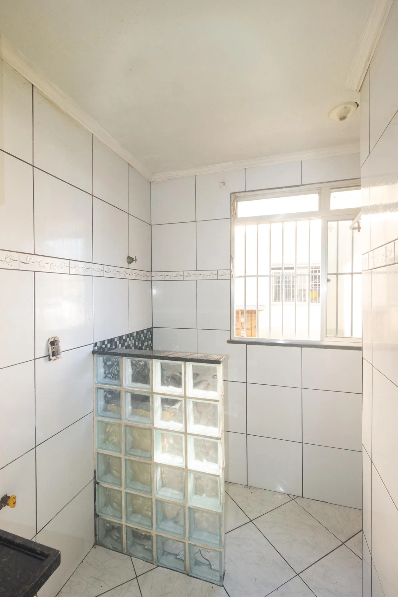 Unfurnished apartment with 2 bedrooms and a separate kitchen — photo 26