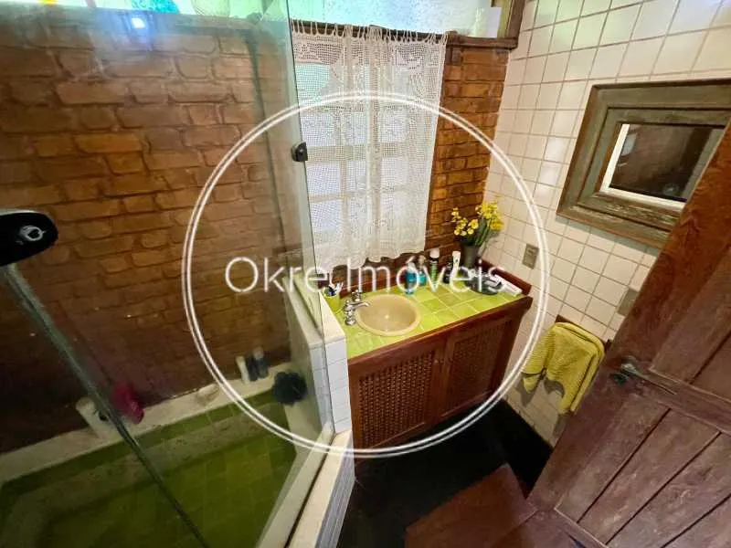 House in a gated community with 4 bedrooms and 5 baths — photo 19