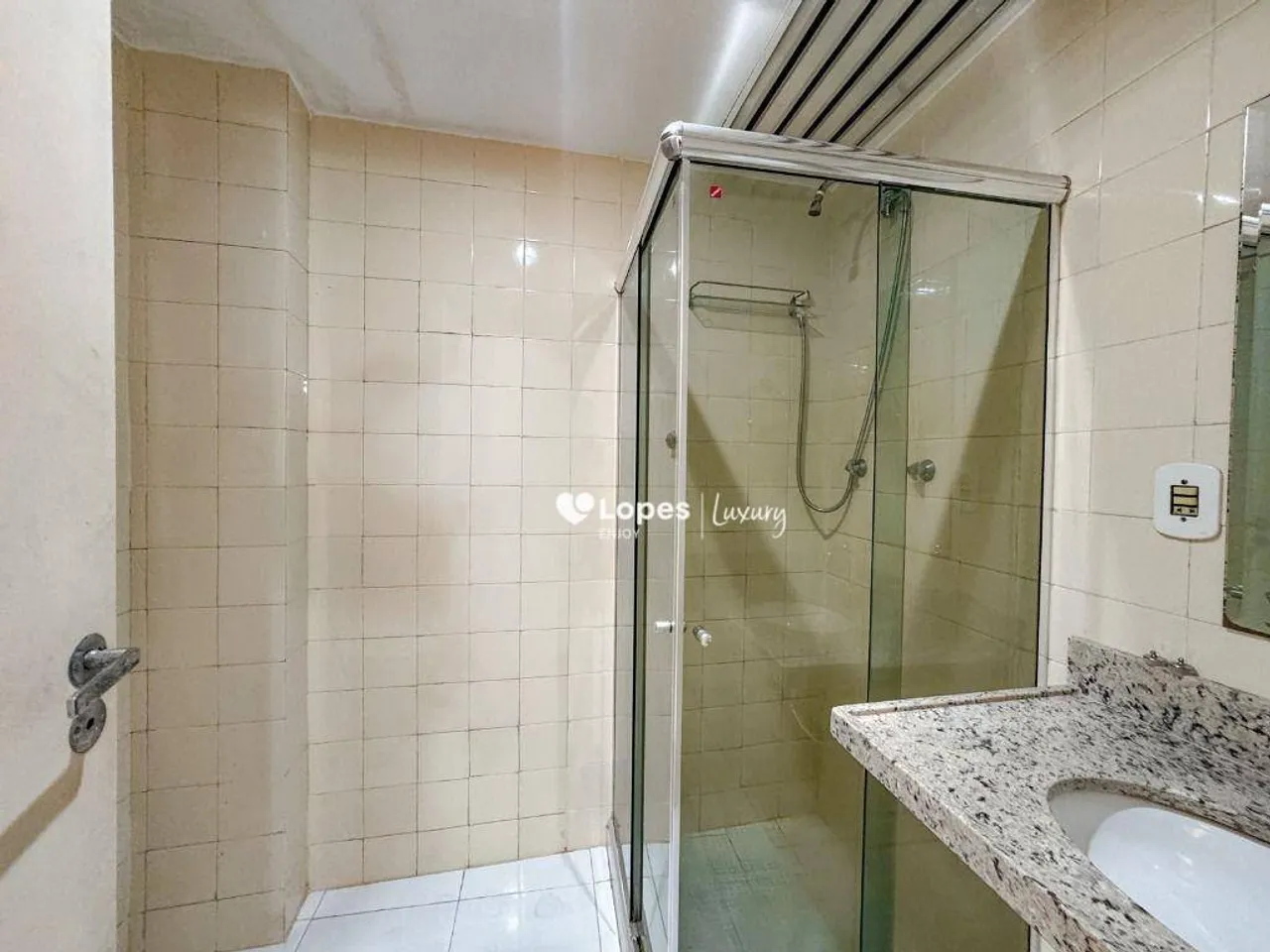 Unfurnished 2-bedroom apartment with a balcony — photo 14