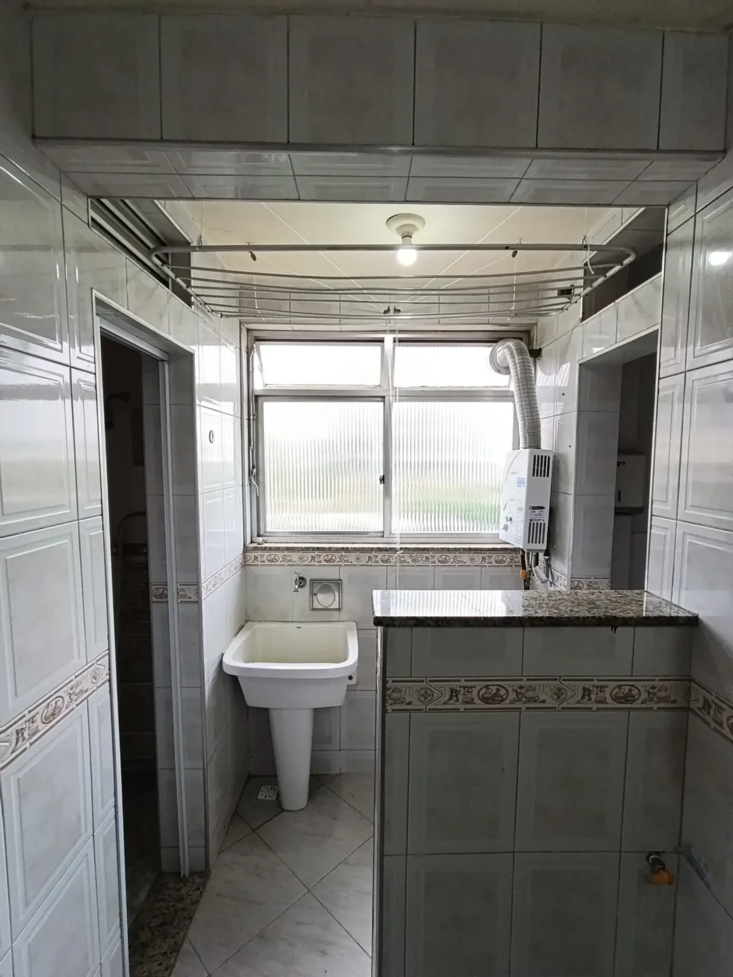 2-bedroom apartment in a building with a gym — photo 9