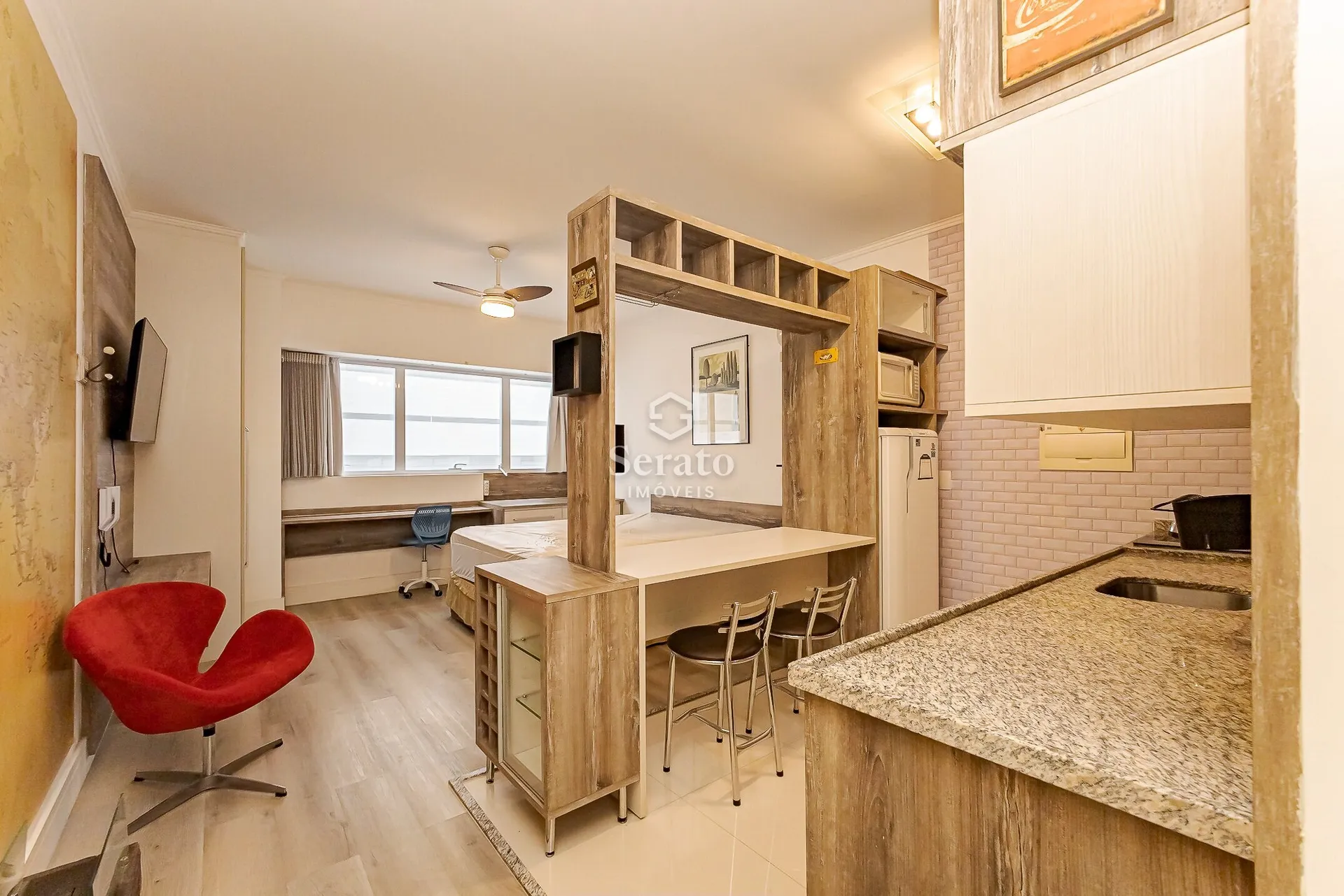 Balcony with a grill in a one-bedroom apartment, 30 m² — photo 2