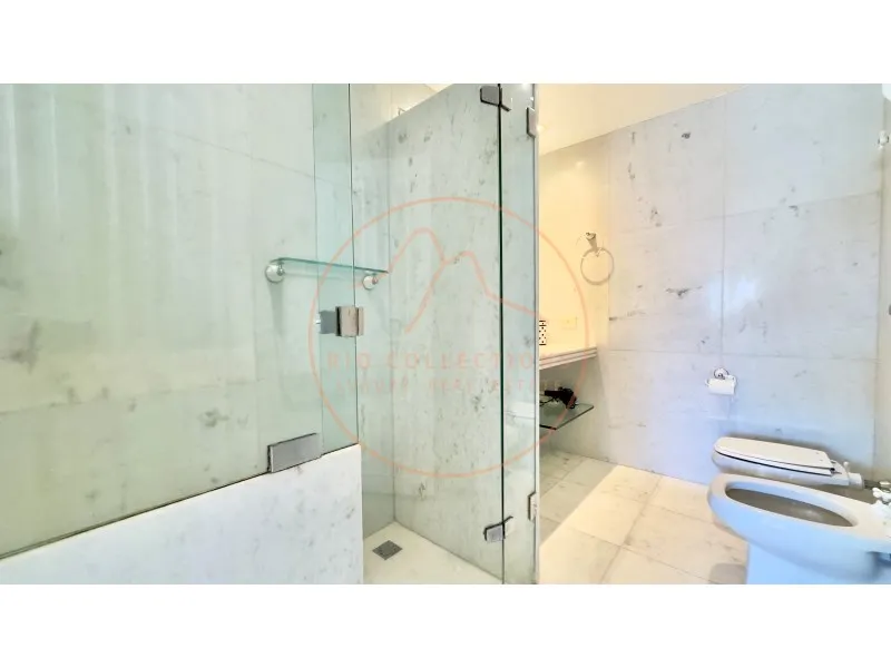 Apartment with 4 bedrooms and 5 bathrooms — photo 35