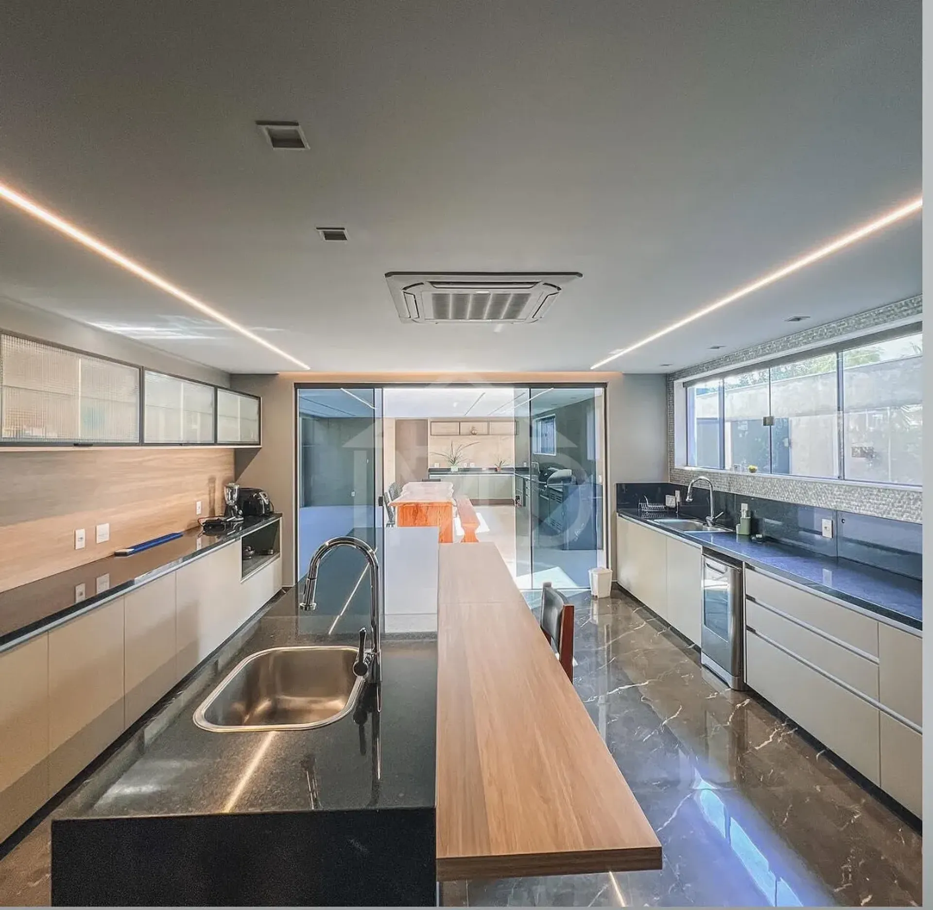 Casa com 5 quartos e 750 m² com área de piscina — photo 7