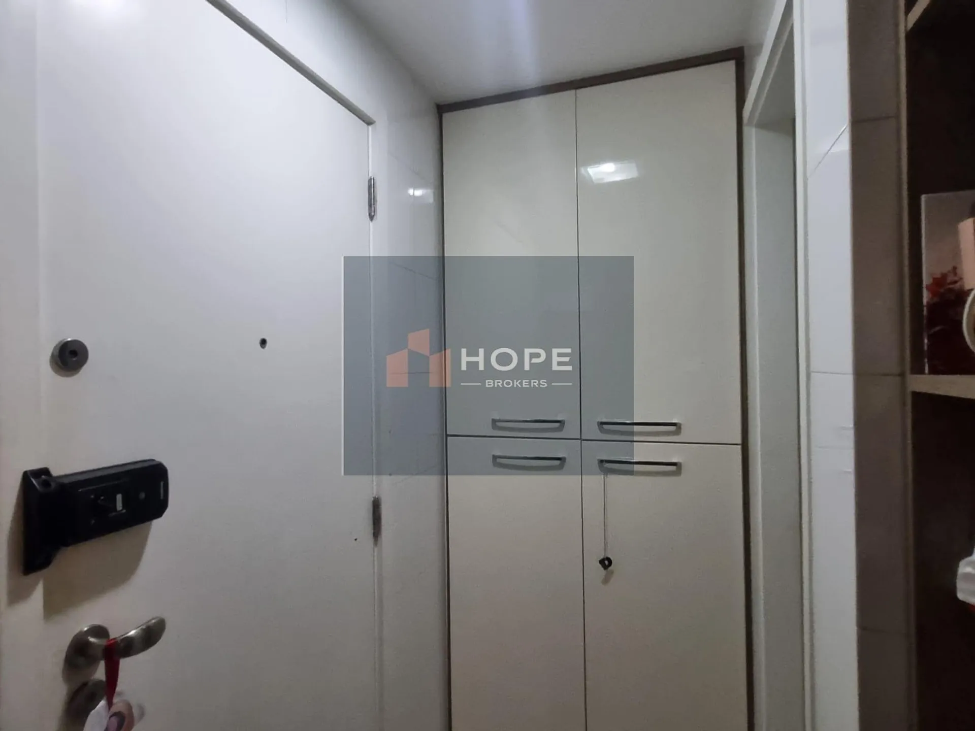 Walk-in closet in a 3-bedroom apartment, 200 m² — photo 9
