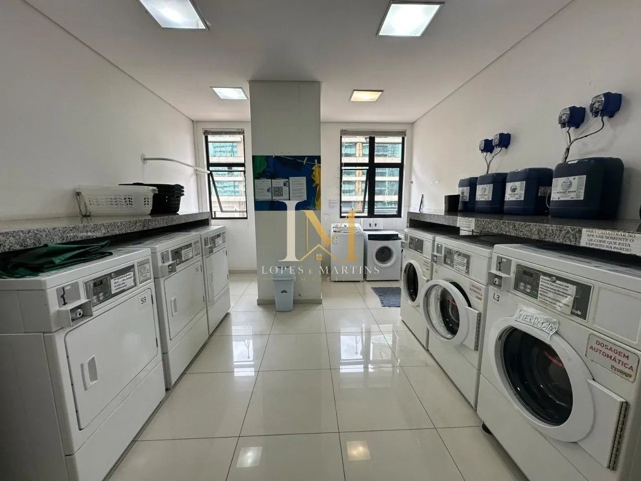 One-bedroom apartment with a washing machine — photo 13