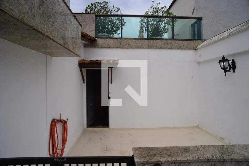 4-bedroom apartment with wood or laminate floors — photo 12