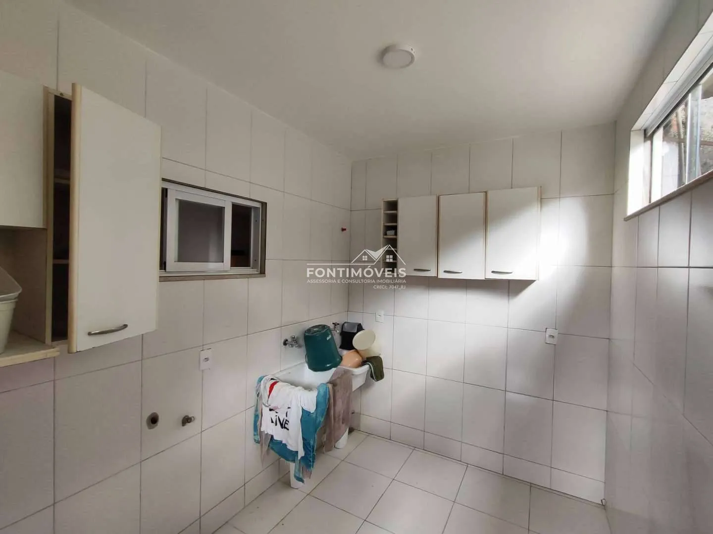 Bathtub in a 4-bedroom house, 139 m² — photo 43