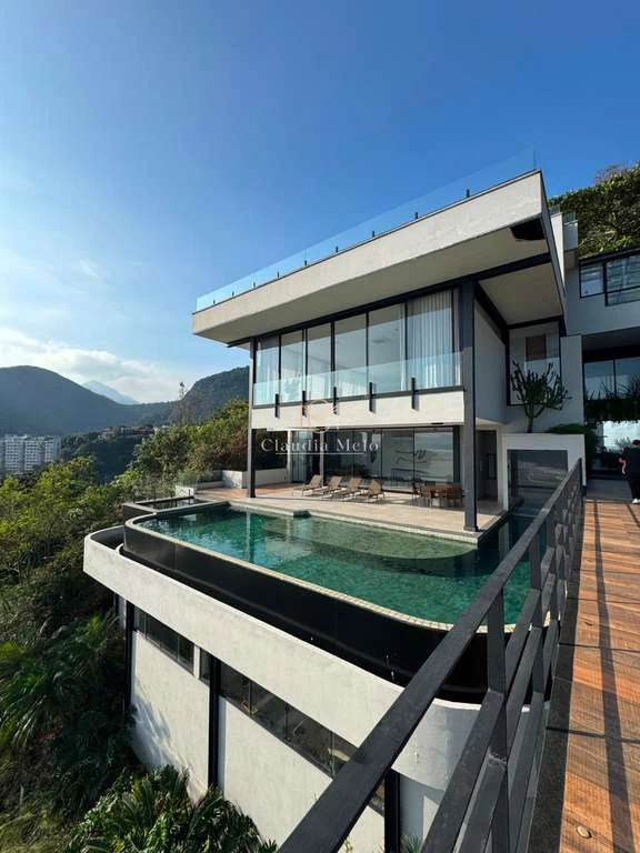 Rental house with 5 bedrooms and 800 m² of living space