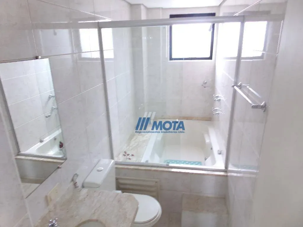 3-bedroom apartment with a bathtub — photo 13