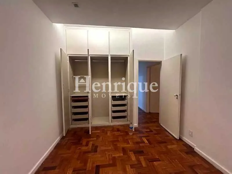 Apartment, 170 m², with wood or laminate floors — photo 2
