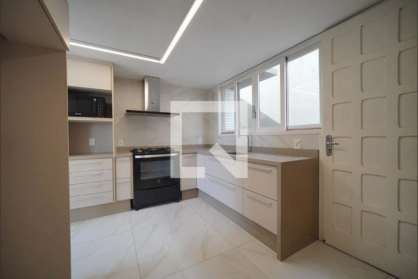Furnished 4-bedroom house with 300 m² and 2 suites — photo 2