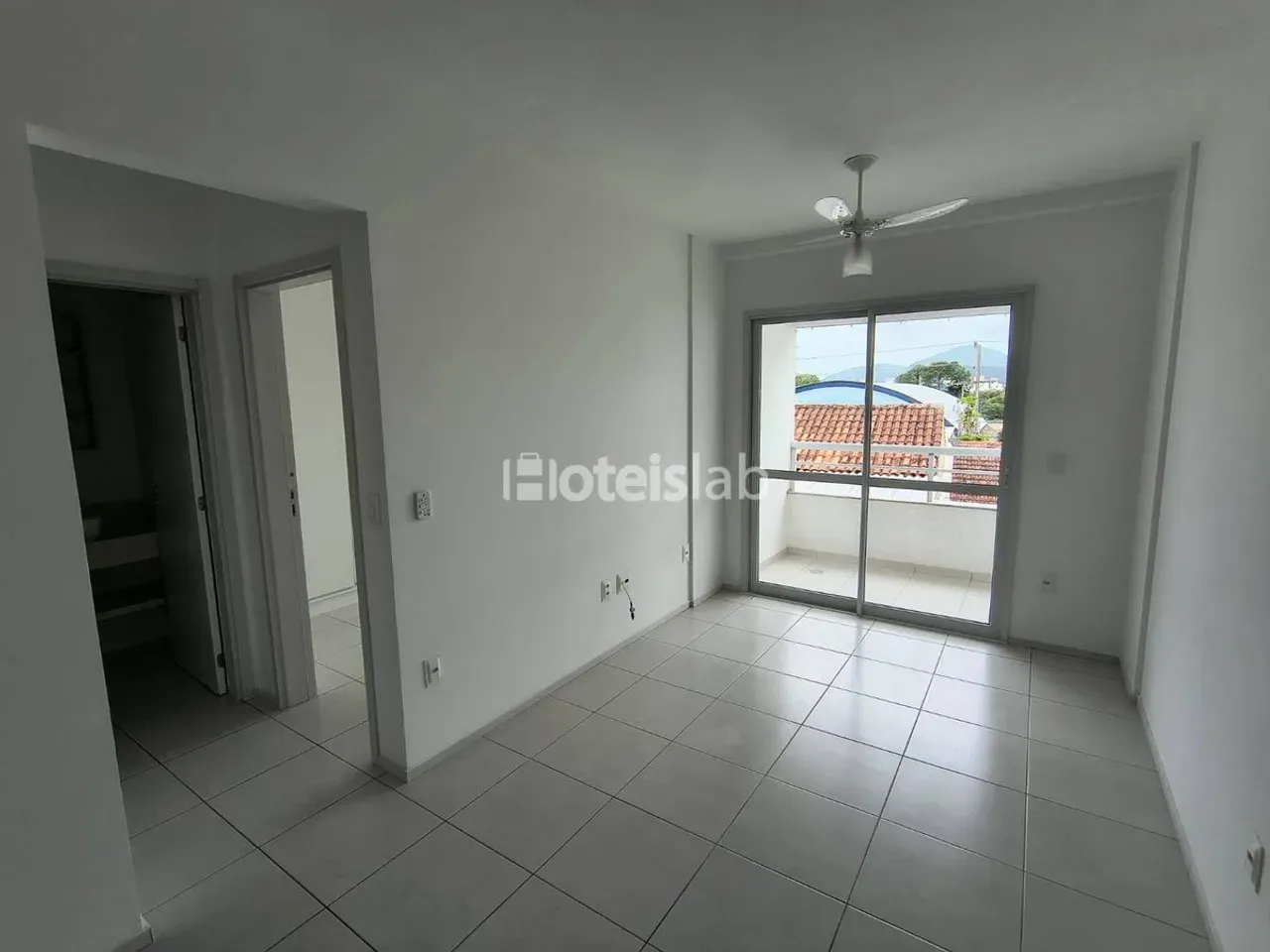 One-bedroom apartment in a building with a gym — photo 2