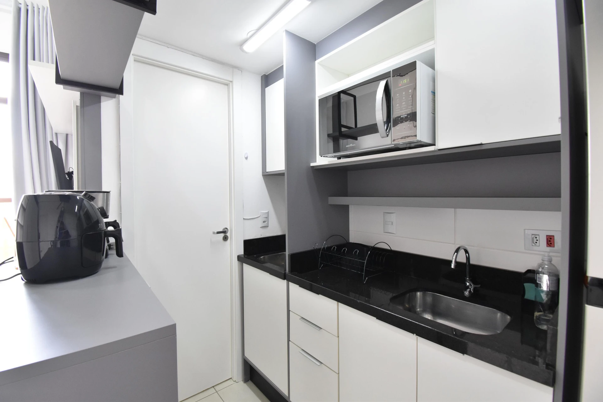 One-bedroom apartment in a building with a gym — photo 2