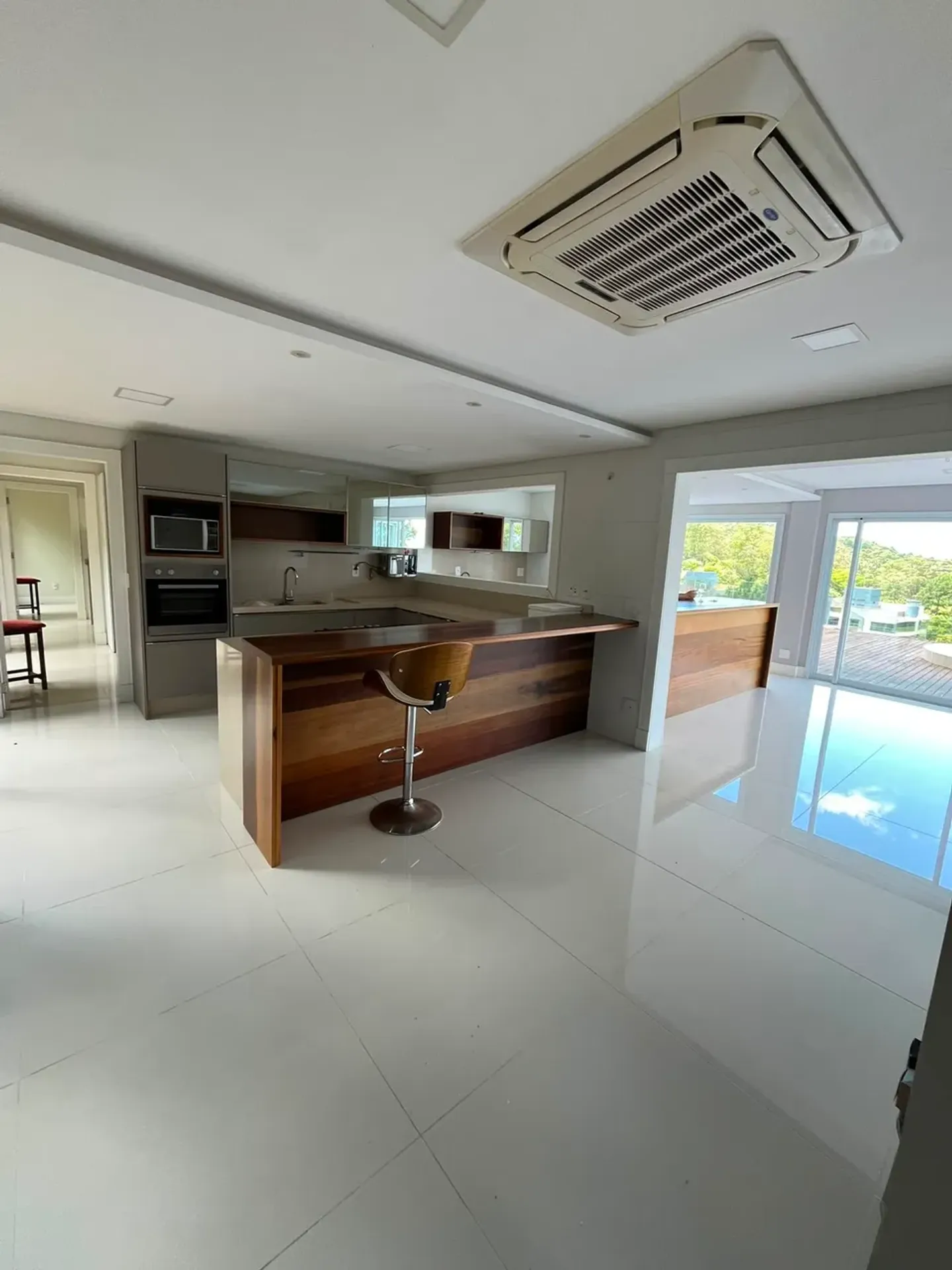Casa de 1000 m² con vista al agua y chimenea