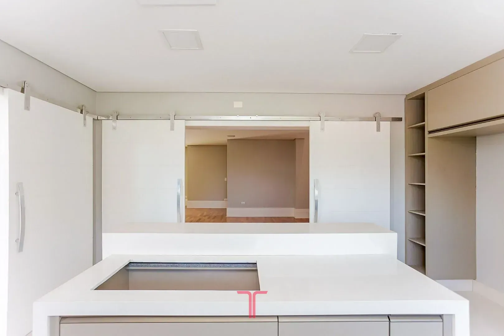 Casa de 550 m² com 5 quartos e jardim privativo