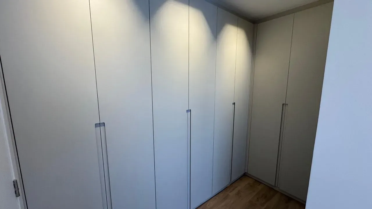 Walk-in closet in a 3-bedroom apartment, 136 m² — photo 2