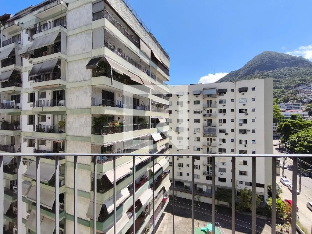 Furnished 4-bedroom apartment with balcony — photo 33