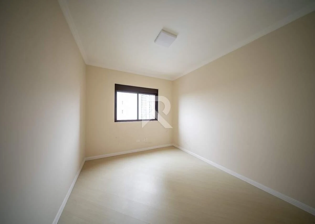 119 m² apartment with a grill on the balcony and a bathtub — photo 28