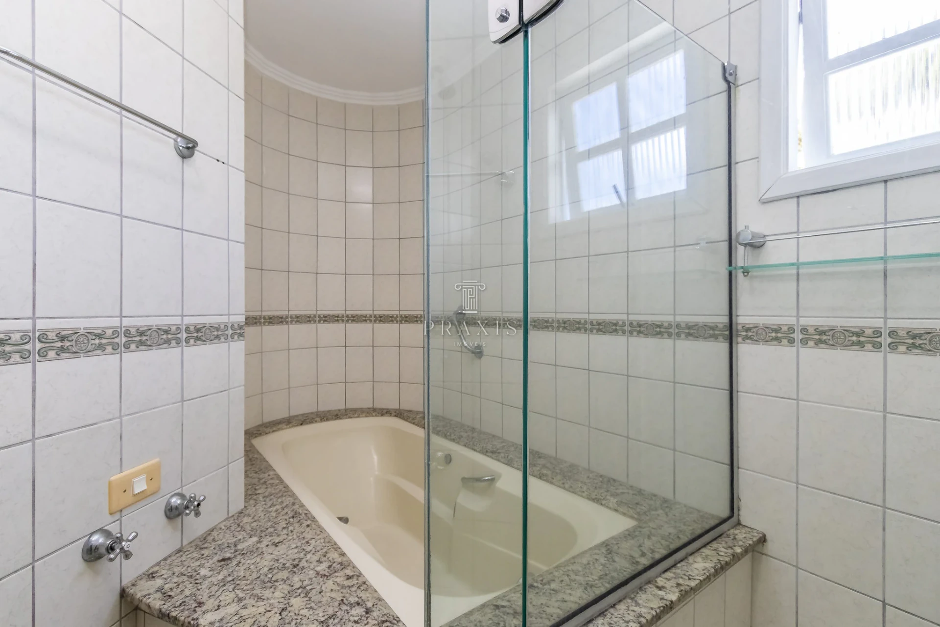 3-bedroom house with a bathtub — photo 24