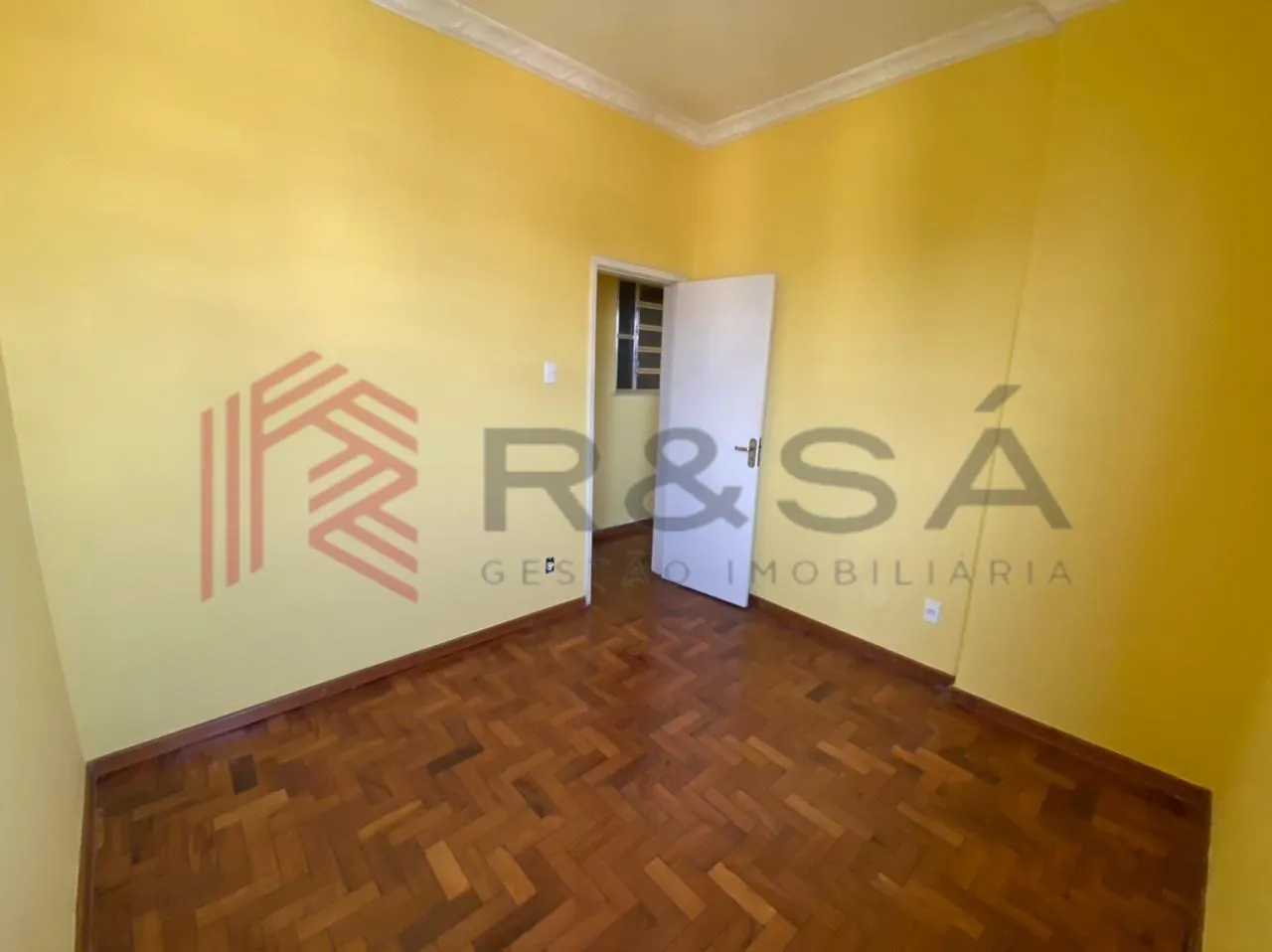 Квартира з 2 спальнями та дерев'яною підлогою або ламінатом — photo 4
