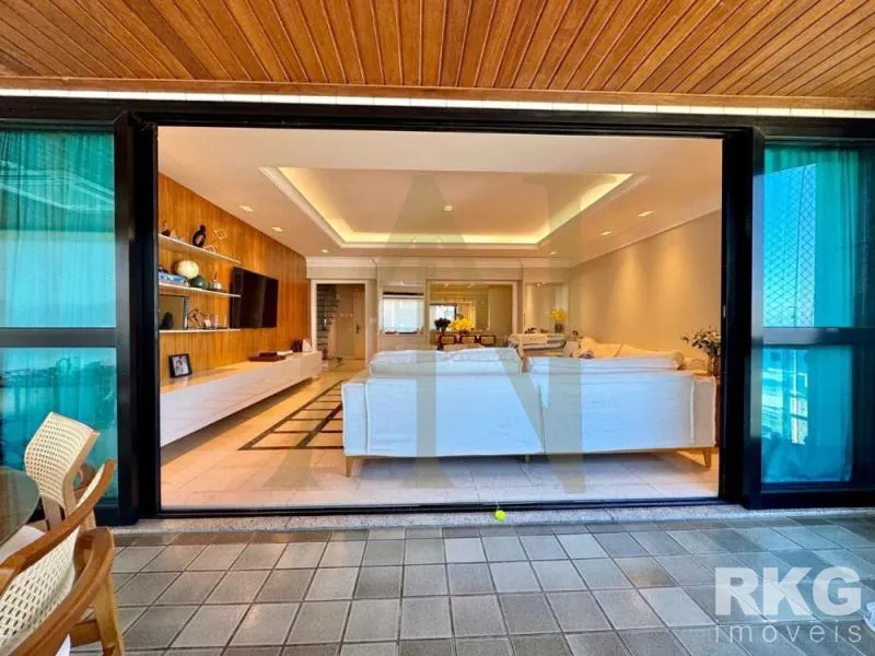Furnished apartment with 4 bedrooms and water and city views — photo 4