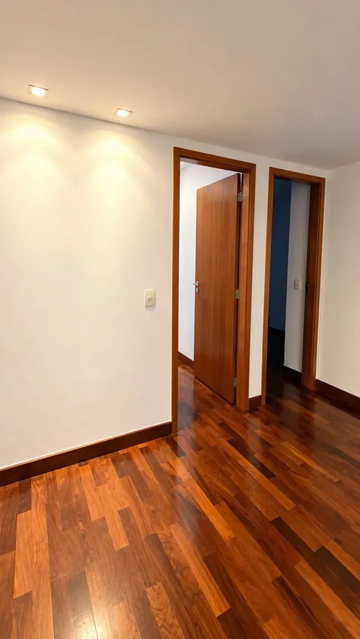 Wood or laminate floors in a 4-bedroom apartment, 260 m² — photo 7