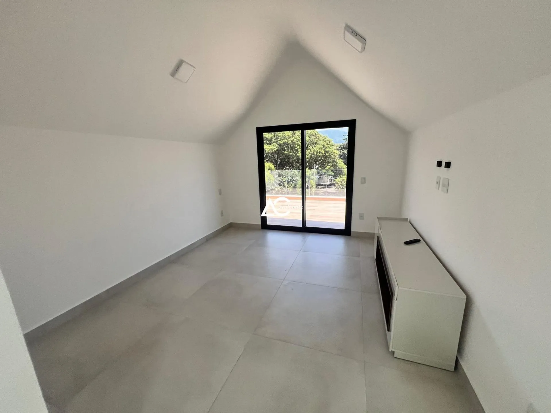 Unfurnished house with 5 bedrooms and 5 bathrooms — photo 39
