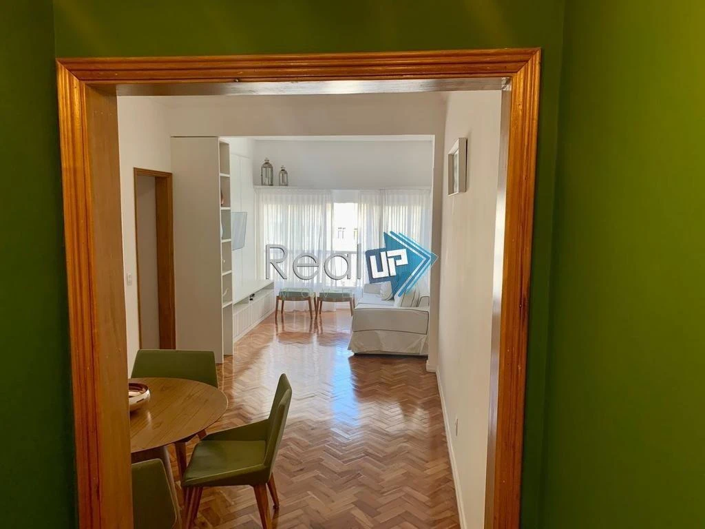 Wood or laminate floors in a 2-bedroom apartment, 80 m² — photo 14