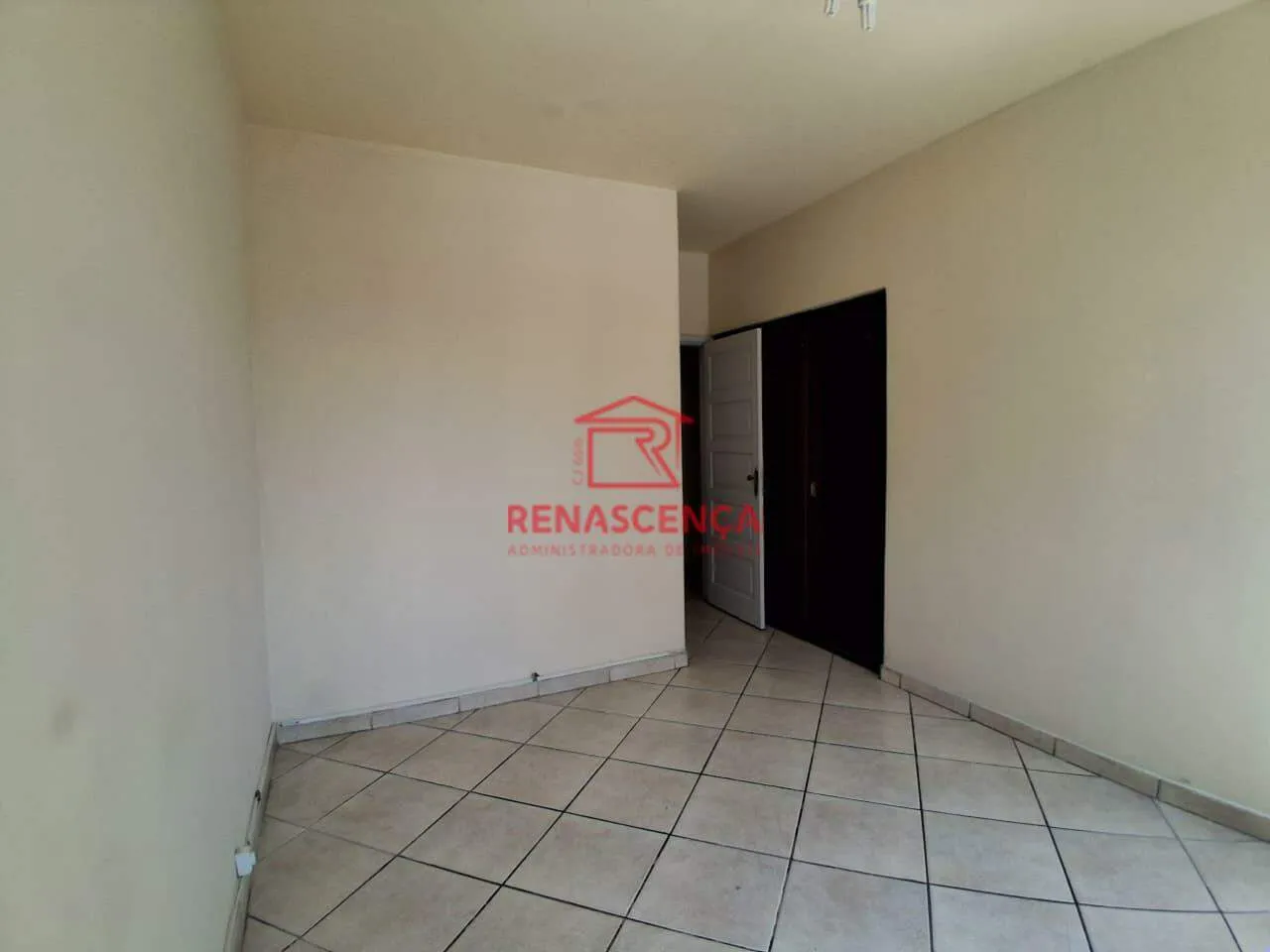 Walk-in closet in a 3-bedroom apartment, 130 m² — photo 4