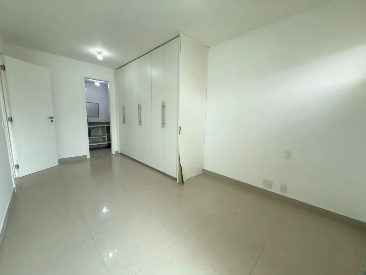 3-bedroom apartment in a building with a gym — photo 13