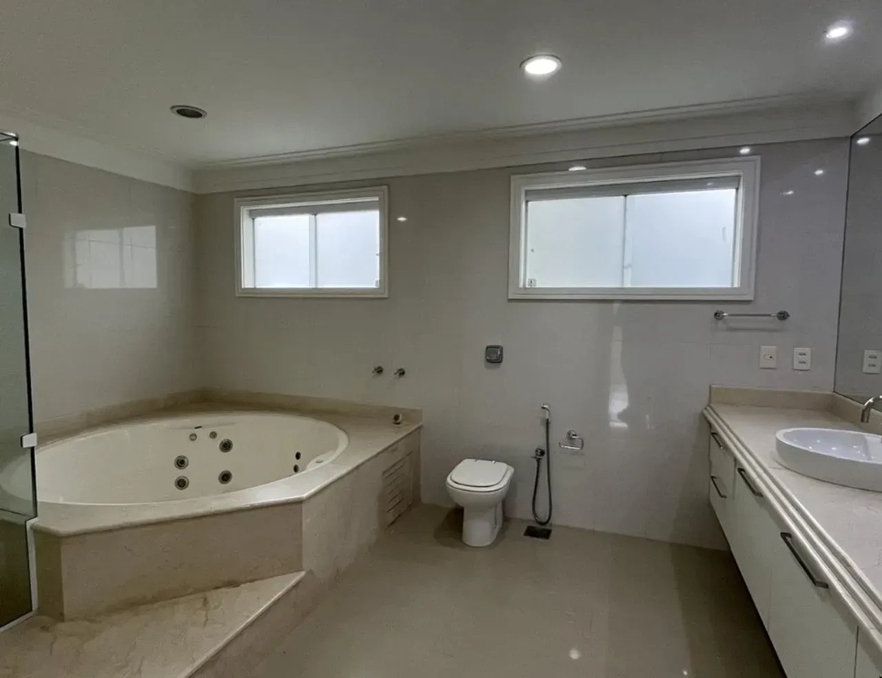 House with 5 bedrooms and 5 bathrooms, 830 m² — photo 19