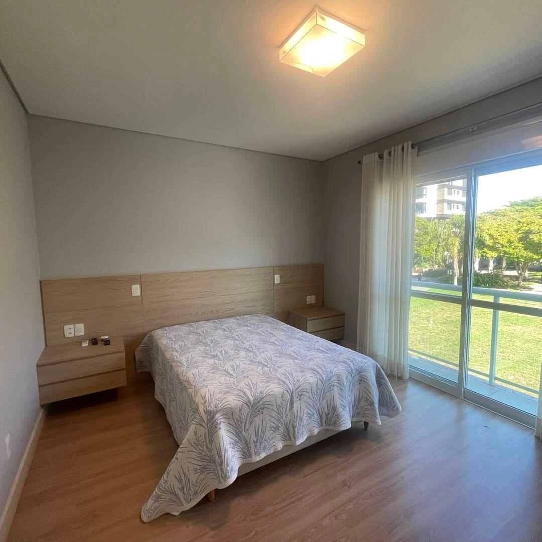 5-bedroom house with a glass-enclosed balcony — photo 15
