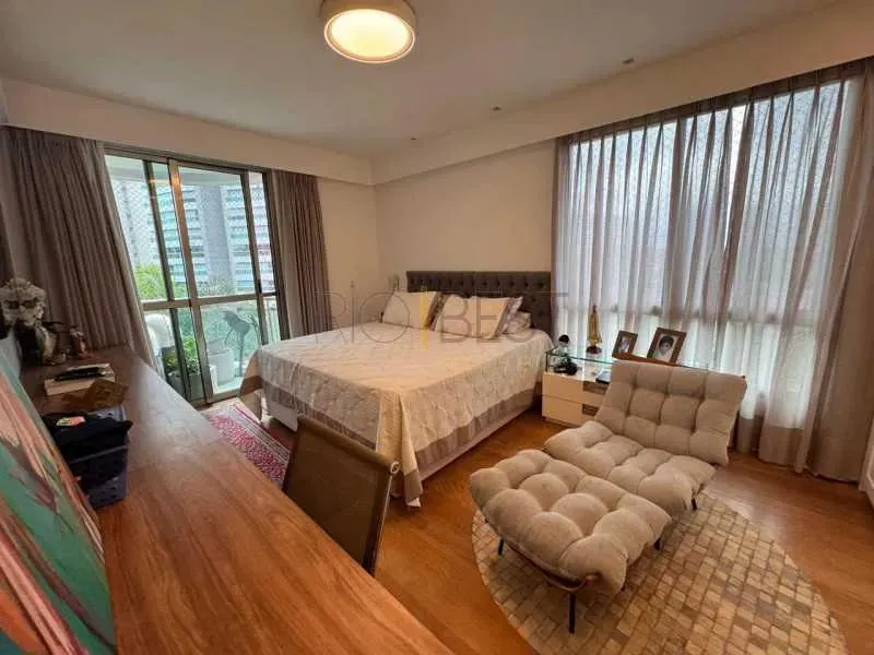 Furnished 4-bedroom apartment with park-view windows — photo 12