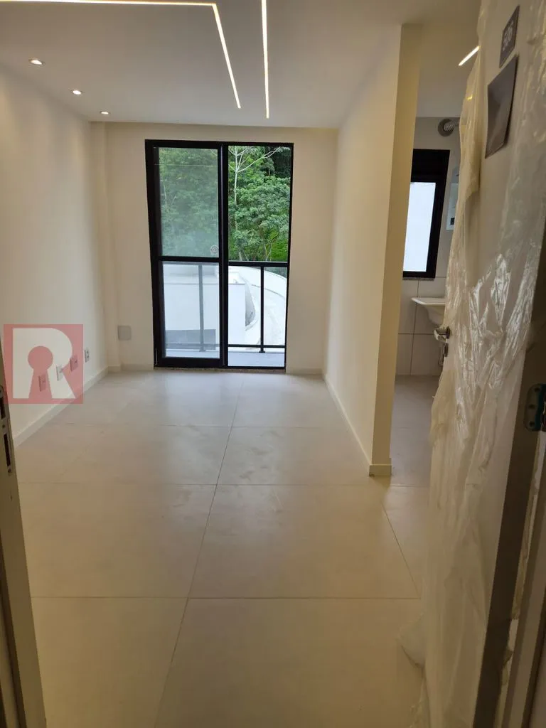 2-bedroom apartment in a building with a coworking space