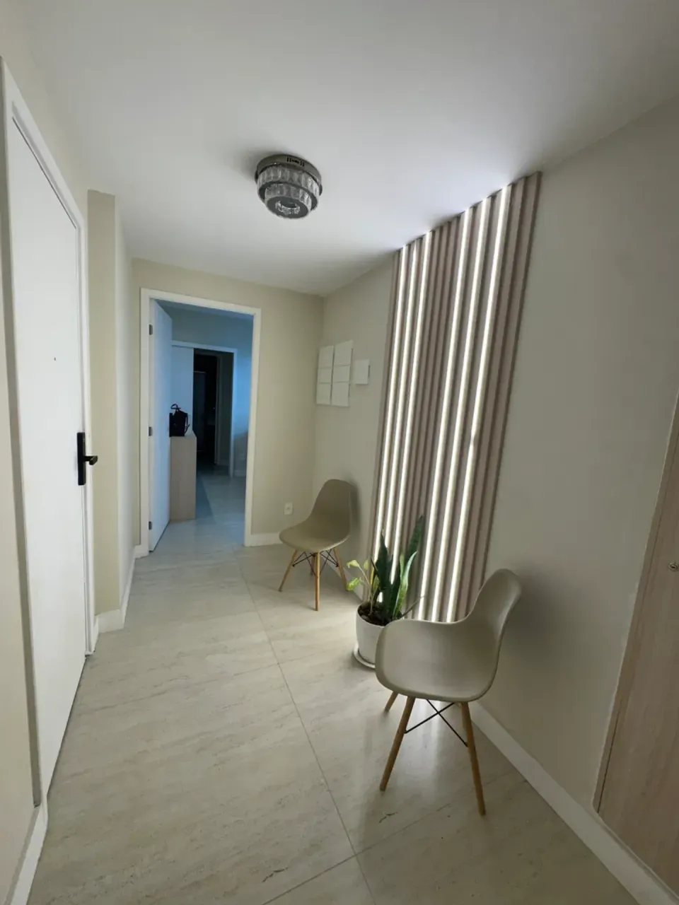 Furnished 2-bedroom apartment with open-plan kitchen — photo 18