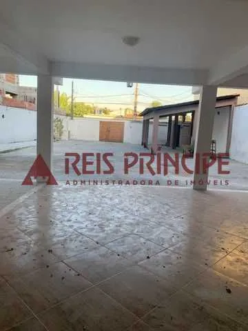 Casa sem mobília com 2 quartos e banheiro com box