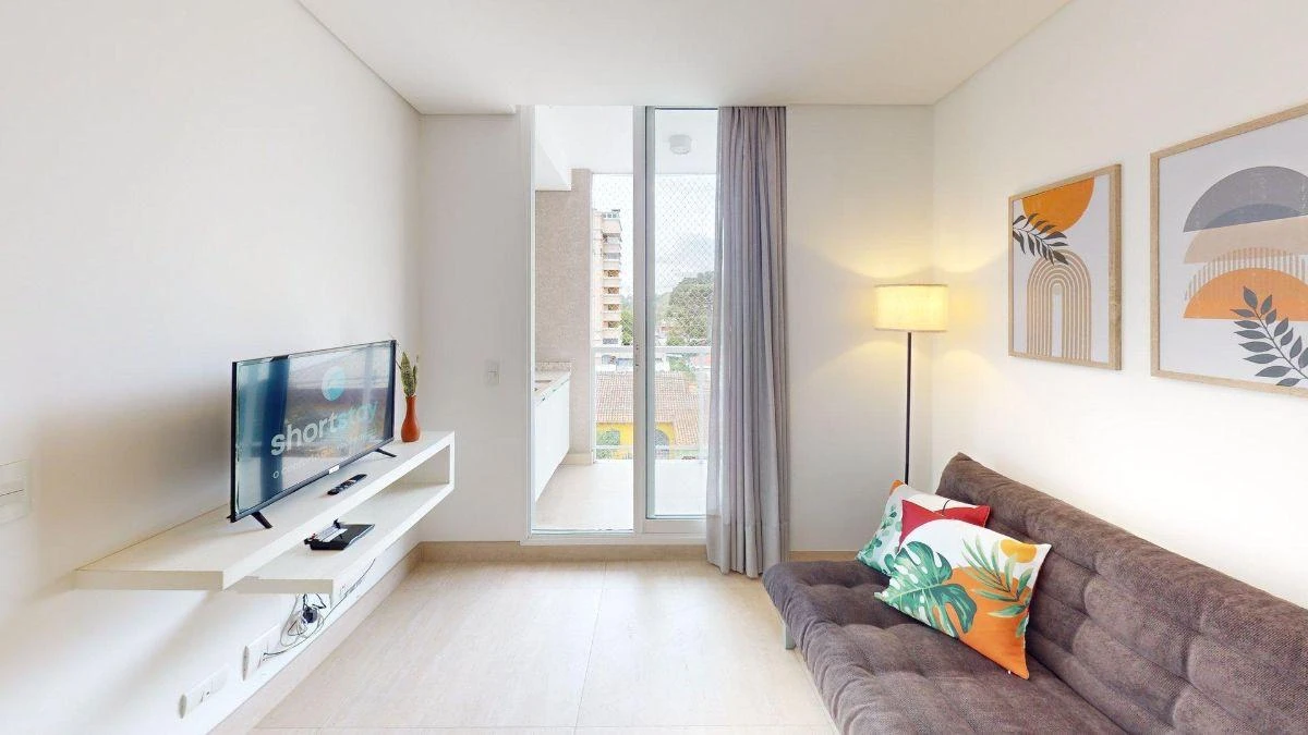One-bedroom apartment with floor-to-ceiling windows — photo 26