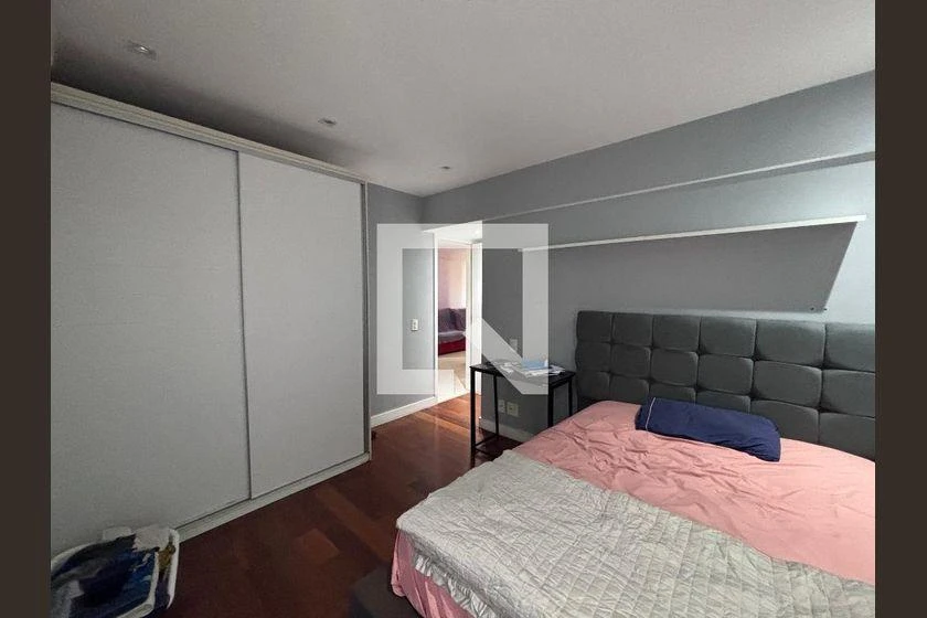 206 m² apartment with 4 en-suite bedrooms and glass balcony — photo 14