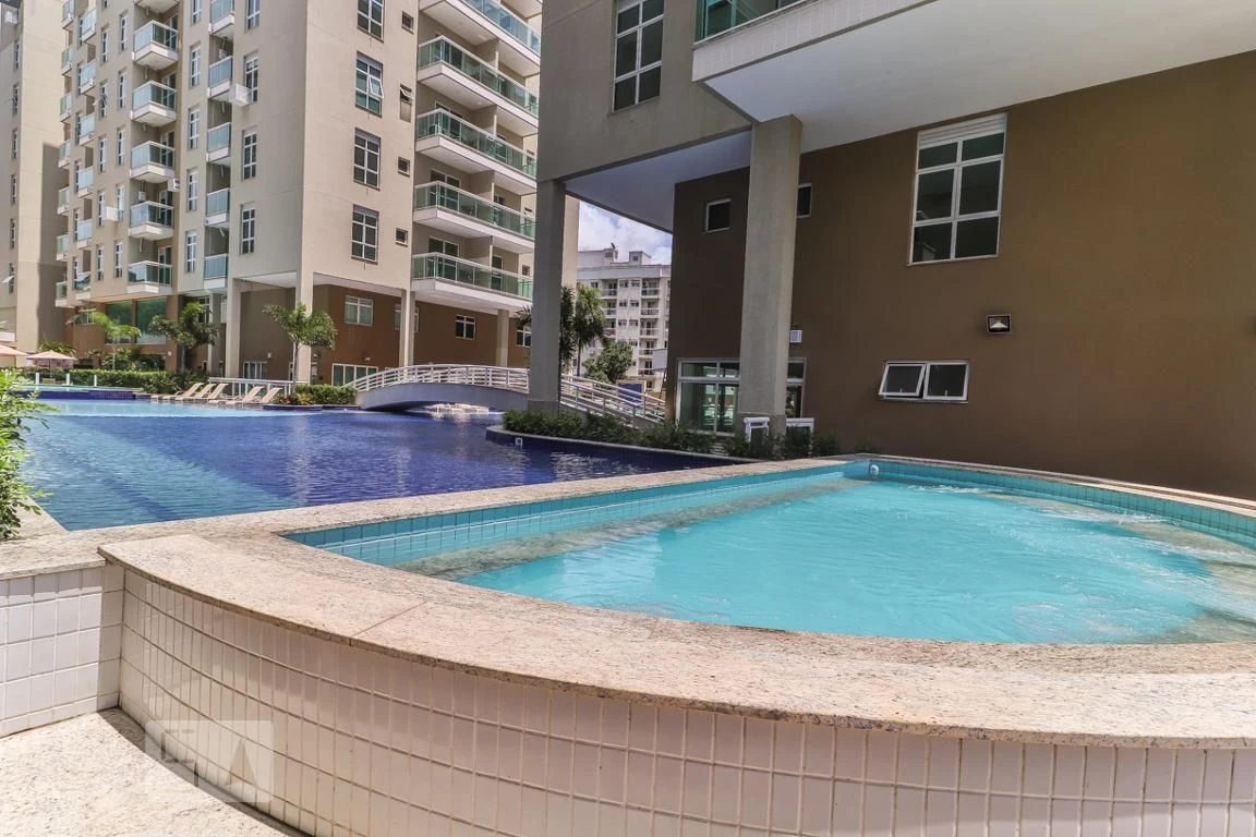 Furnished 1-bedroom apartment with a glassed balcony — photo 27